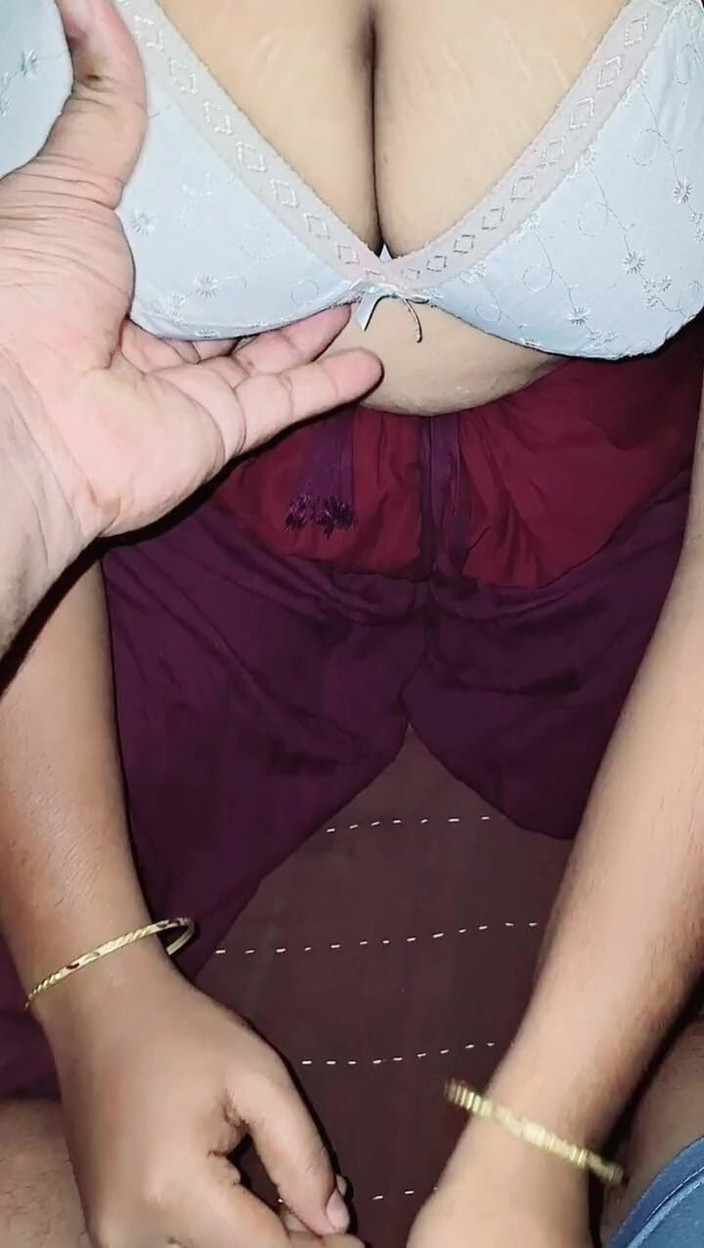 Nazmabd: Najma в середине ночи занимается сексом со своим другом мужа, когда мужа нет дома, часть 1