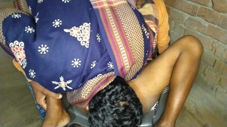 Pumi: Peluda buceta comendo meia-irmã