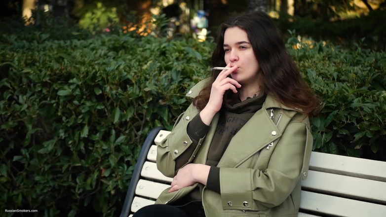 Russian Smokers: 年轻的黑发女郎正在与allwhite 120mm香烟不紧不忙地散步
