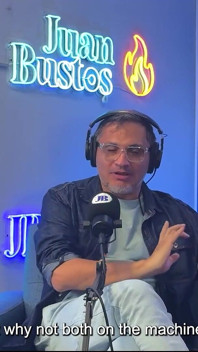 Lesbico ikilisi juan bustos podcast'inde makinesine binerek orgazm oluyor