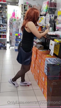 리모컨 바이브레이터로 쇼핑하는 빨간 머리 오르가즘