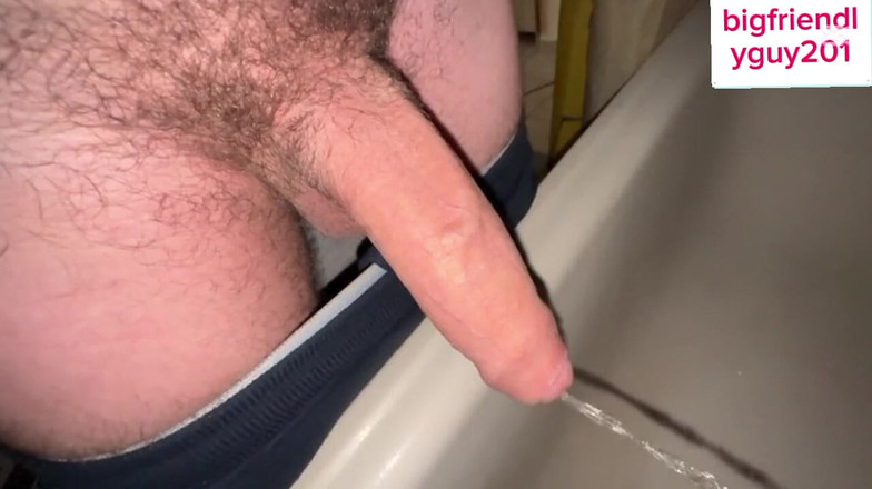 Bigbadfriendlyguy: 털이 무성한 자지 소변을 보고 신음하는 남자
