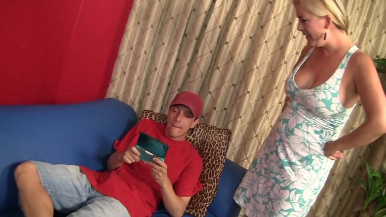 Granny X: Mama mea vitregă adoră pula tânără