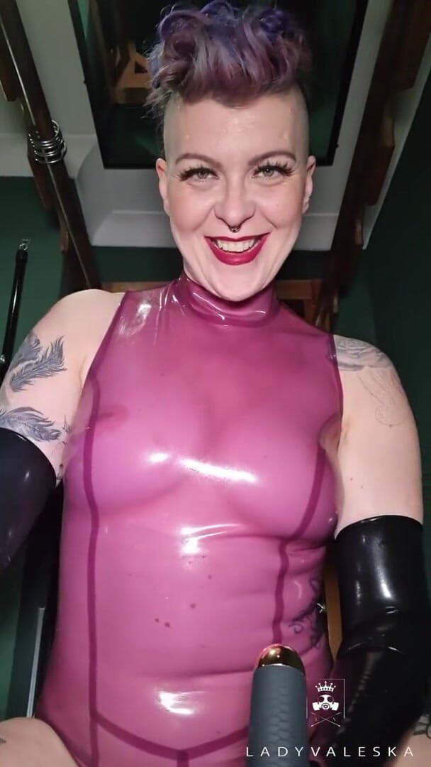 Lady Valeska: Jeu de souffle en latex en POV.
