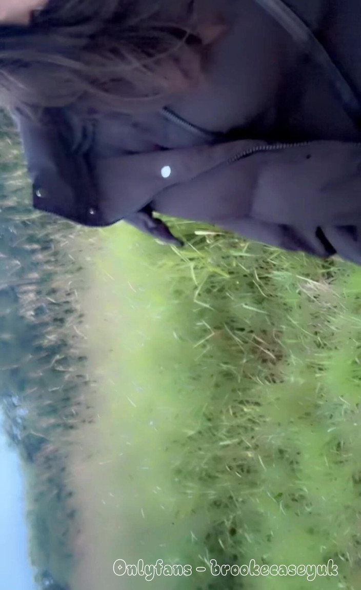 BrookeCaseyUk: Đi bộ sau đó xuất tinh trong rừng