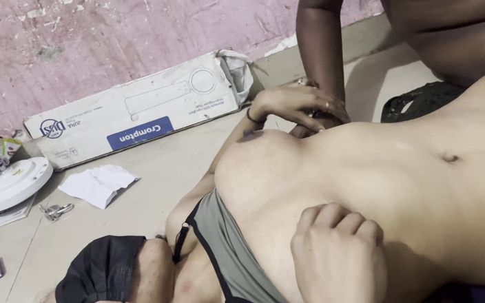 NikiRathod: Joacă cu țâțe și muie de prieteni