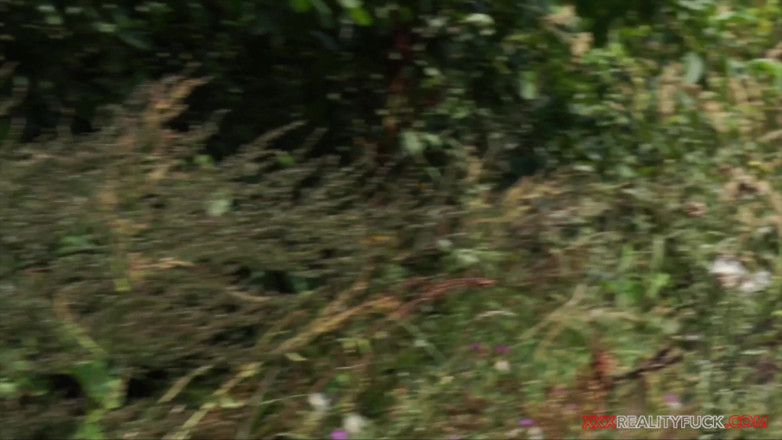 Czech Pornzone: Loira gostosa recebe pau duro de policial falso em vez...