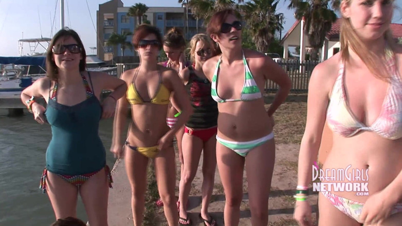 Dream Girls: Sete meninas ficam nuas pela cidade