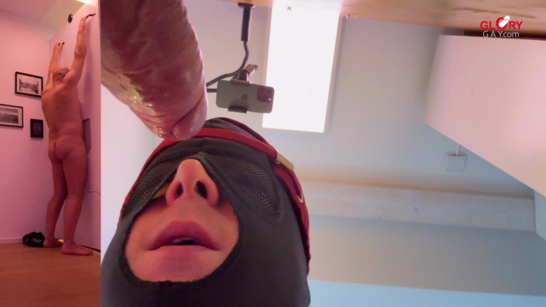 GLORYHOLEGAYS: Il patrigno arrapato sborra dappertutto. e mangio l'intero carico riempito...