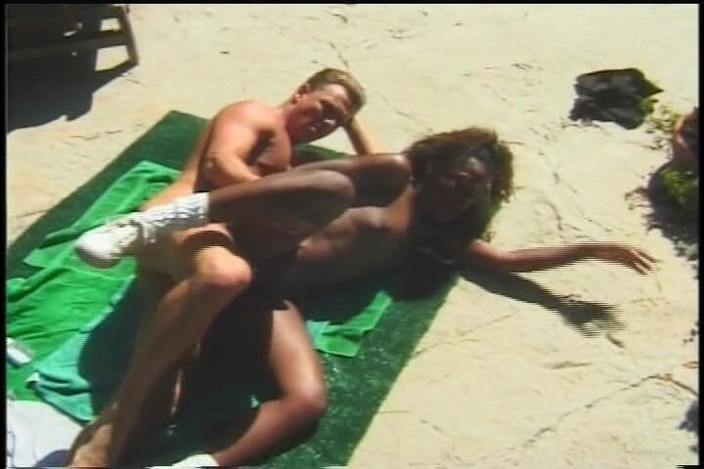 Backdoor sluts: Cewek semok kulit hitam dientot habis-habisan sama kontol besar pria...