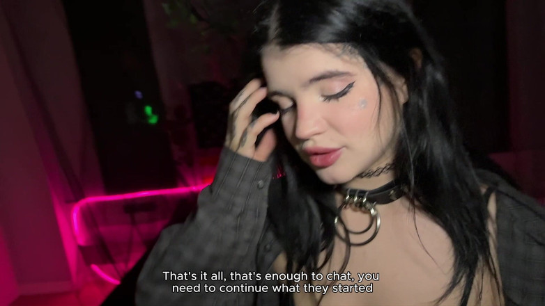 SkinLovers: ऑल्ट लड़की ने टैक्सी ड्राइवर के रसीले लंड से अपने गीले छेद फैलाने का फैसला किया।