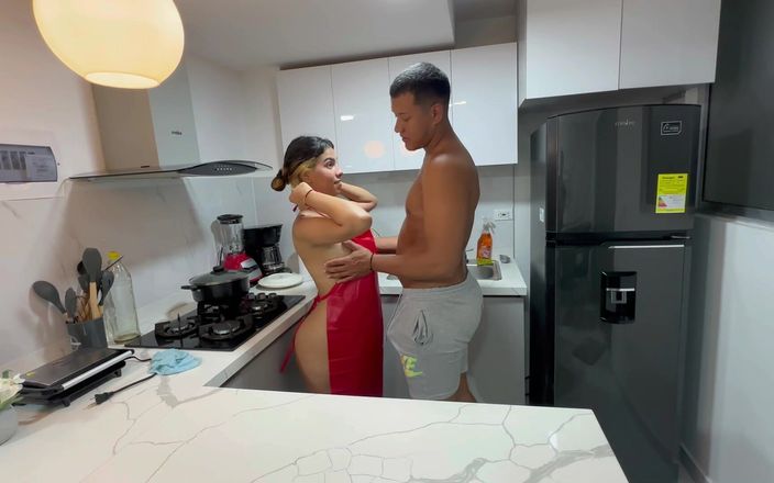 Saraymike: Mă întâlnesc cu sora mea vitregă singură în șorț în bucătărie