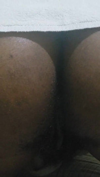 Weelderige babes in lingerie stuiteren hun reten bij Ass O Kont