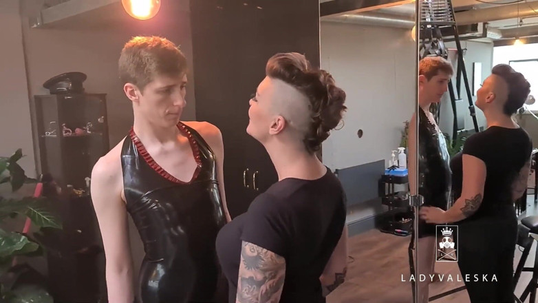 Lady Valeska: Gefickt, wenn sie erwischt wird, beim latexkleid der freundin
