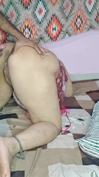 Ateşli Hintli evli kadın kocası tarafından seks için arkadaşına satılıyor
