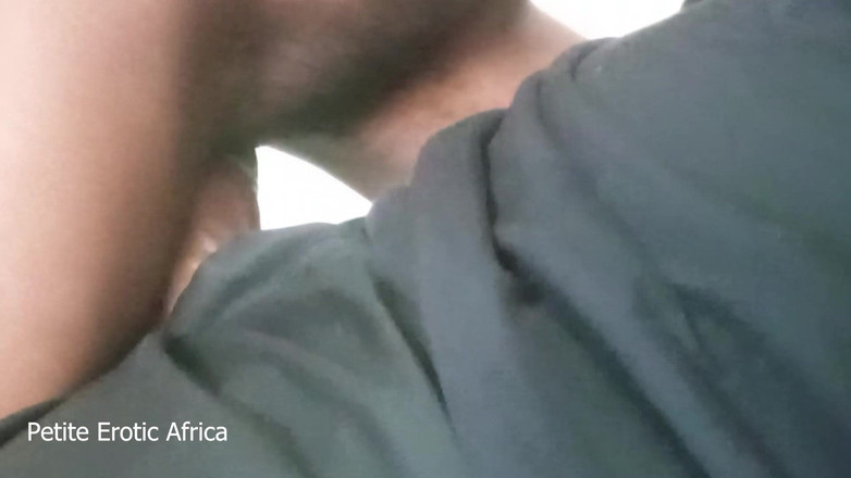 Petite Erotic Africa: Afrykański murzynka nastolatka próbuje Amazon Style