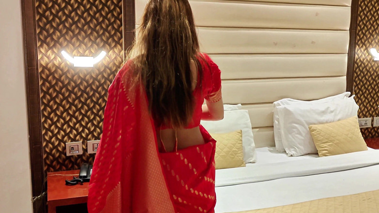 Sassysonia: デシ・インディアンの新婚バービーは感情を抑えきれず、彼に自分のバービーとセックスするよう説得しました。