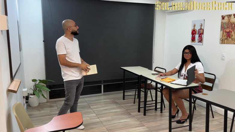 SoldierHugeCock: Une étudiante excitée séduit son prof en lui montrant ses vidéos...