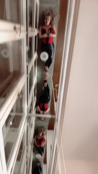 FinDom Goaldigger: Před zrcadlem