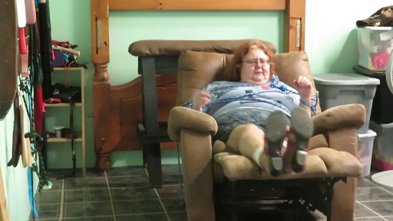 BBW nurse Vicki adventures with friends: 哦不，我一个人在一个陌生的地方被绑在一把大椅子上醒来