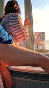 Une Fille Ronde À Côté a Des Pieds Nus Risqué Sexe Sur La Fenêtre, Projectfundiary