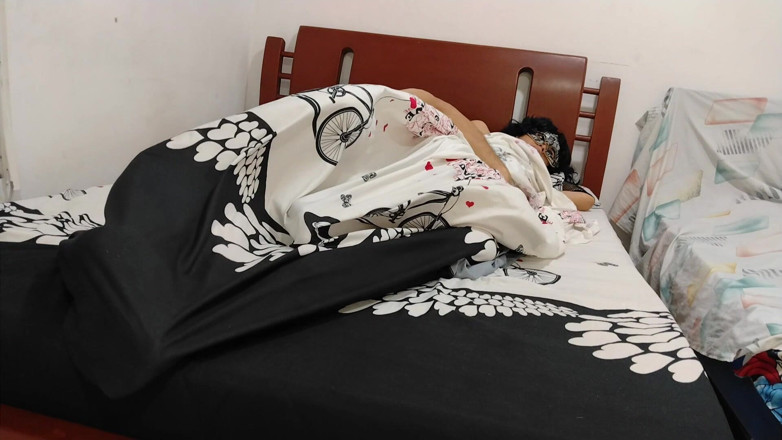 Mr_jhovin: Stiefmutter Hat Sex Unter Der Decke Mit Ihrem Dummen Stiefsohn