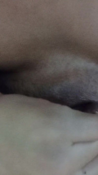 セクシーな女の子が寝室で自慰行為をする