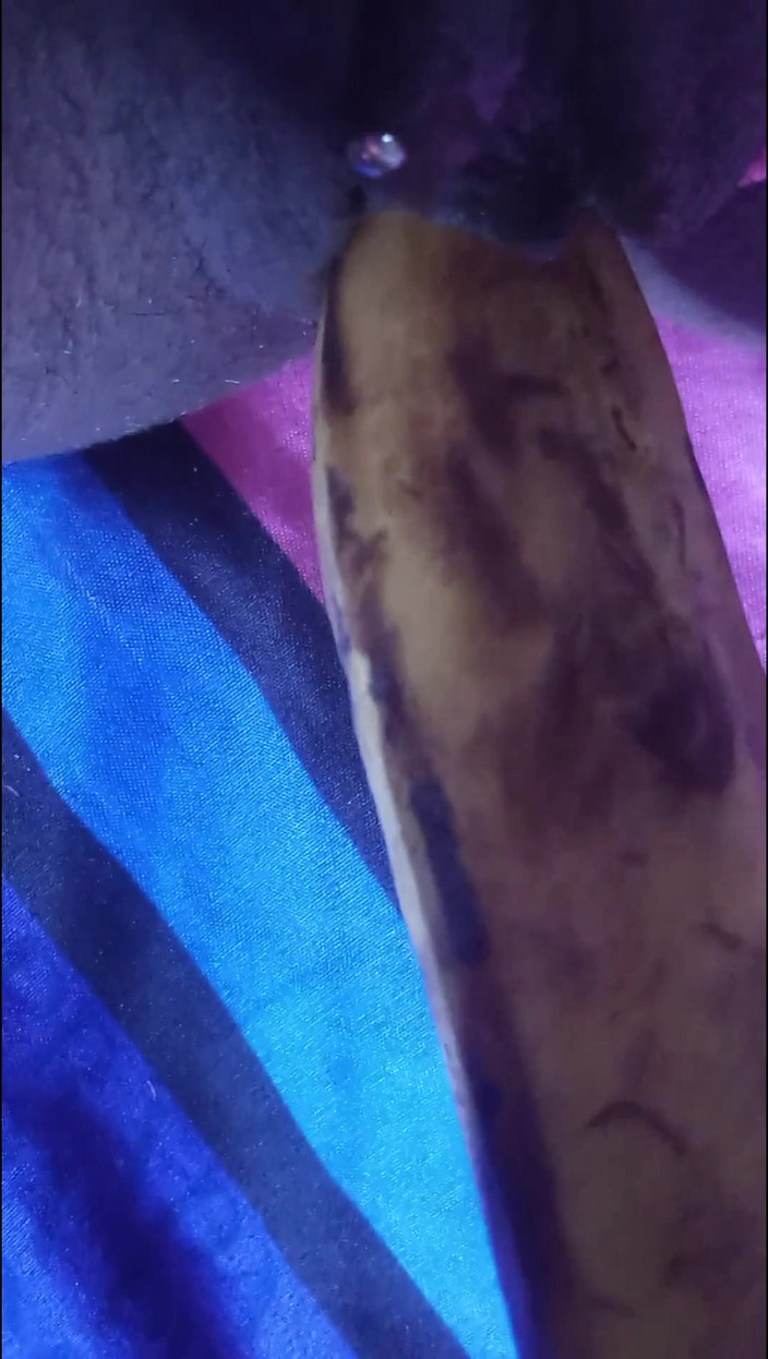 Super sexy ebony cuties: Fodendo minha buceta peluda preta com uma banana load gemendo...