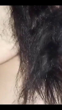 Desi Indyjski Bhabhi pokazuje swoje piękne seksowne duże i owłosione pachy