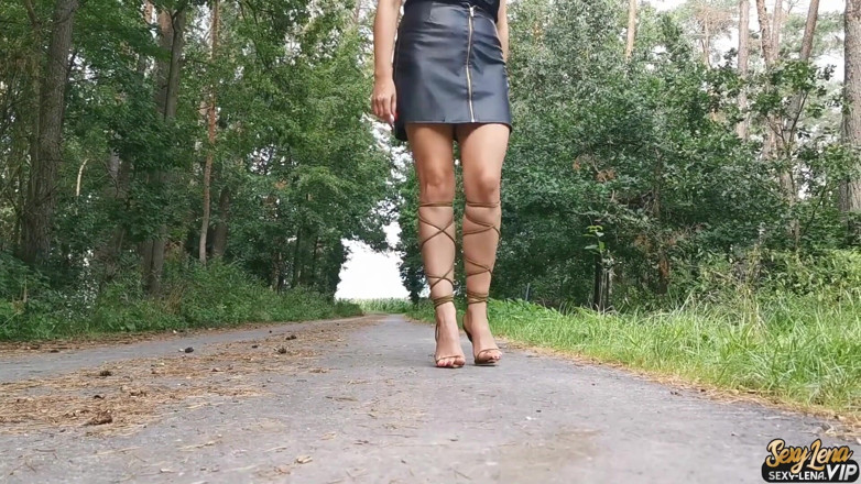 Goddess Lena: Caminando en tacones de gladiador