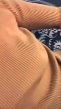 Une blonde se fait doigter profondément dans une séance de canapé torride