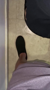 Él Pone Su Pene Sobre Su Hombro Y Ella Lo Agarra.
