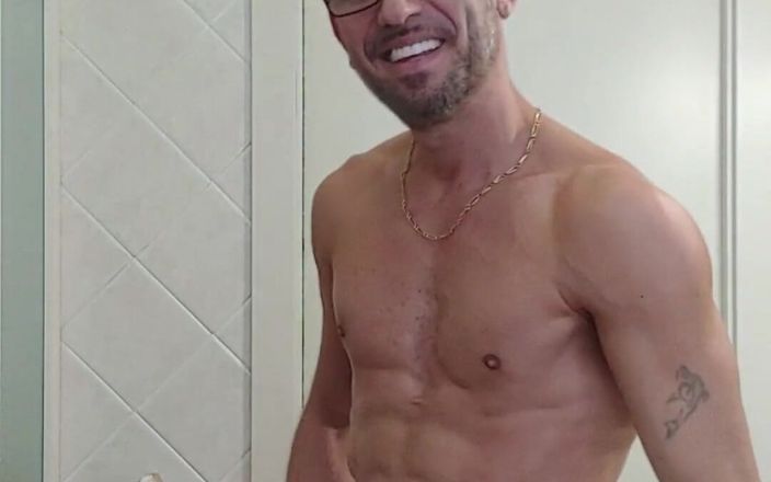 Boy jerking off: そして今、あなたは私と一緒にシャワーを浴びに来ますか?