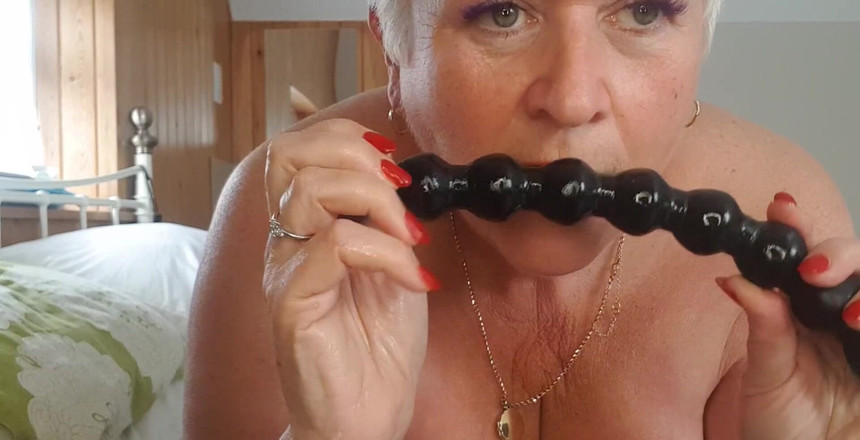 Uk Joolz: Aku lagi asik muasin memekku pakai mainan seks anal favoritku......