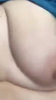 Gordinha chupando meus mamilos saltando batendo nos meus peitos grandes