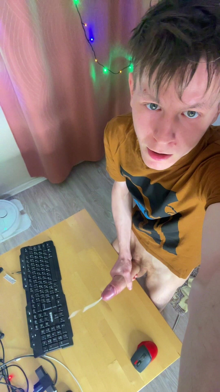 Morflot24: Dom młodego studenta sam z potworem i dużą ilością spermy