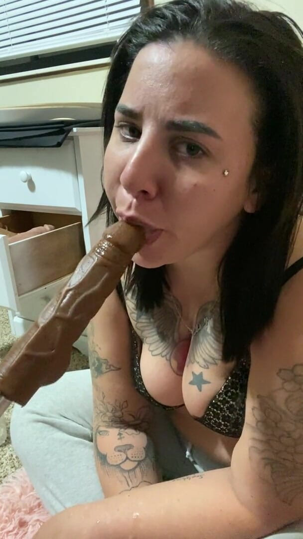 MzKiTTy91: Pawg milf gibt schlampigen blowjob auf bbc-dildo