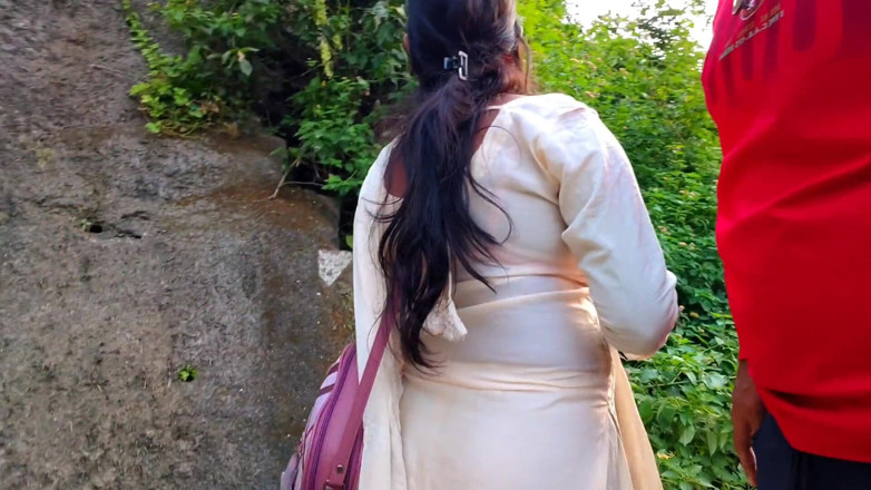 Premi pooja: Área da floresta- turister, lugar desconhecido, garota desconhecida me chamou...