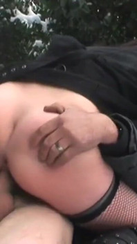 Exibicionistas fazem sexo na neve na frente de transeuntes sem vergonha