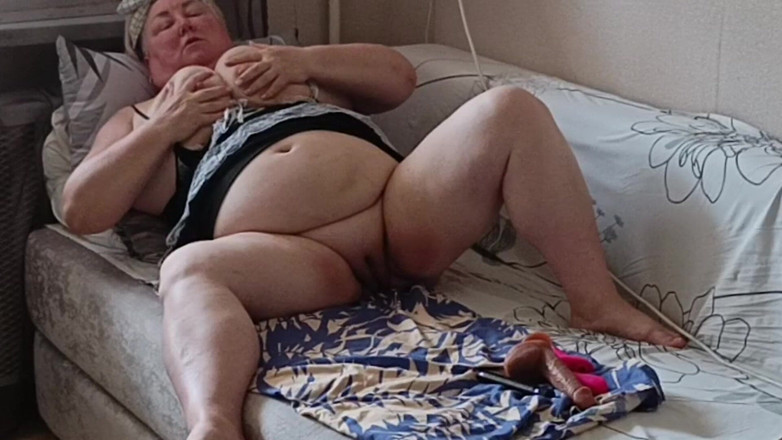 Zona901: Nenasytná přítelkyně masturbuje svou velkou kundičku se sexuálními hračkami