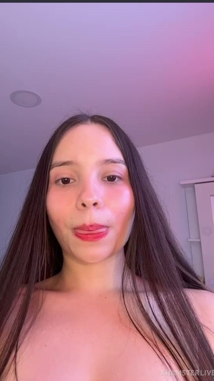 Gilr latinas: ラティーナの女性が家で一人でカメラの前で自慰 P1