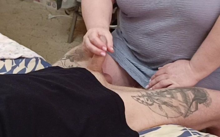 Zona901: Branlette de bite et pipe par sa belle-mère