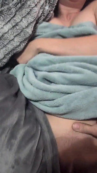 Ejaculare în poziția misionarului peste păturile mele de fleece