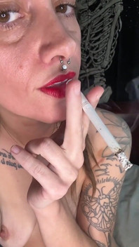 Mamă sexy fumătoare în ruj roșu joi