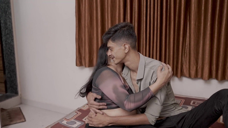 Pyari gudiya: สเต็ปป้า MILF อินเดียยั่วหนุ่มแล้วเย็ดแรง เสียงฮินดีเต็ม