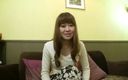 Asiatiques: Nena asiática con cremas de coño peludo por vibraciones