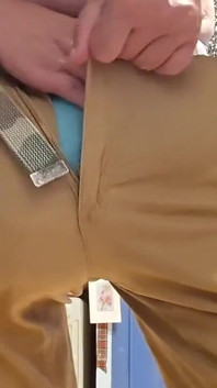 Grande protuberanza nei pantaloni