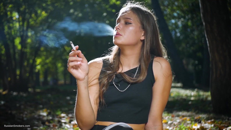 Russian Smokers: Uwodzicielska rosyjska piękność pali papierosa w studio