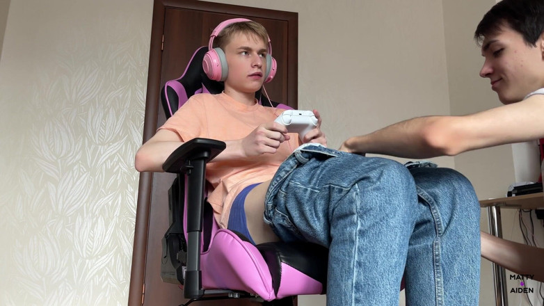 Matty And Aiden: トゥインクのマティは、ゲームをしている友人のエイデンにしゃぶる