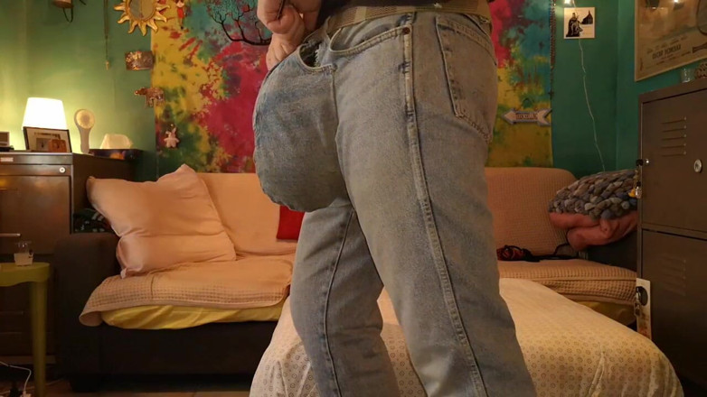 Monster_Meat_: Membonjol melampau dalam seluar jeans